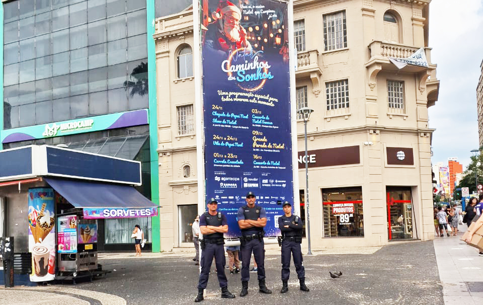 Guardas municipais no Largo do Rosário, localizado na avenida Francisco Glicério, em foto desta segunda-feira, 4/12