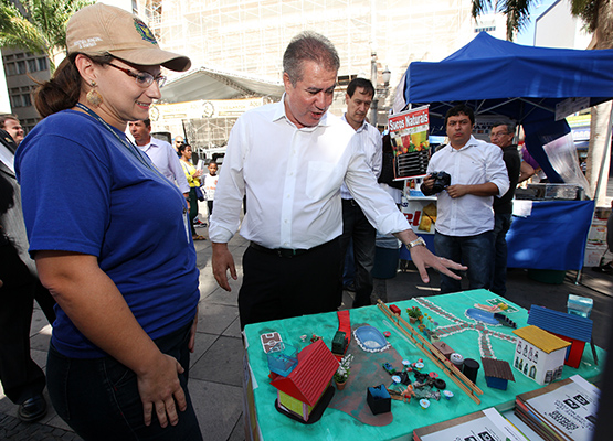 Prefeito visita estande do evento