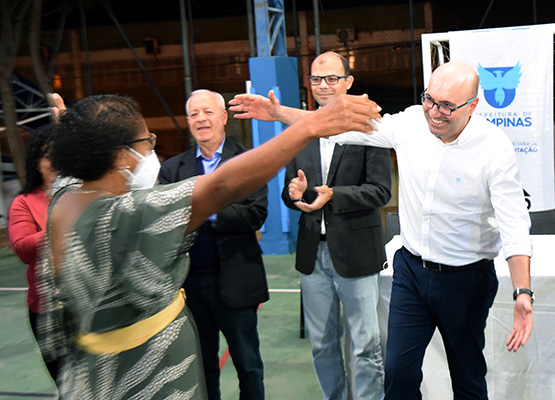 Evento marcou reencontro do prefeito com servidoras do Mário Gatti