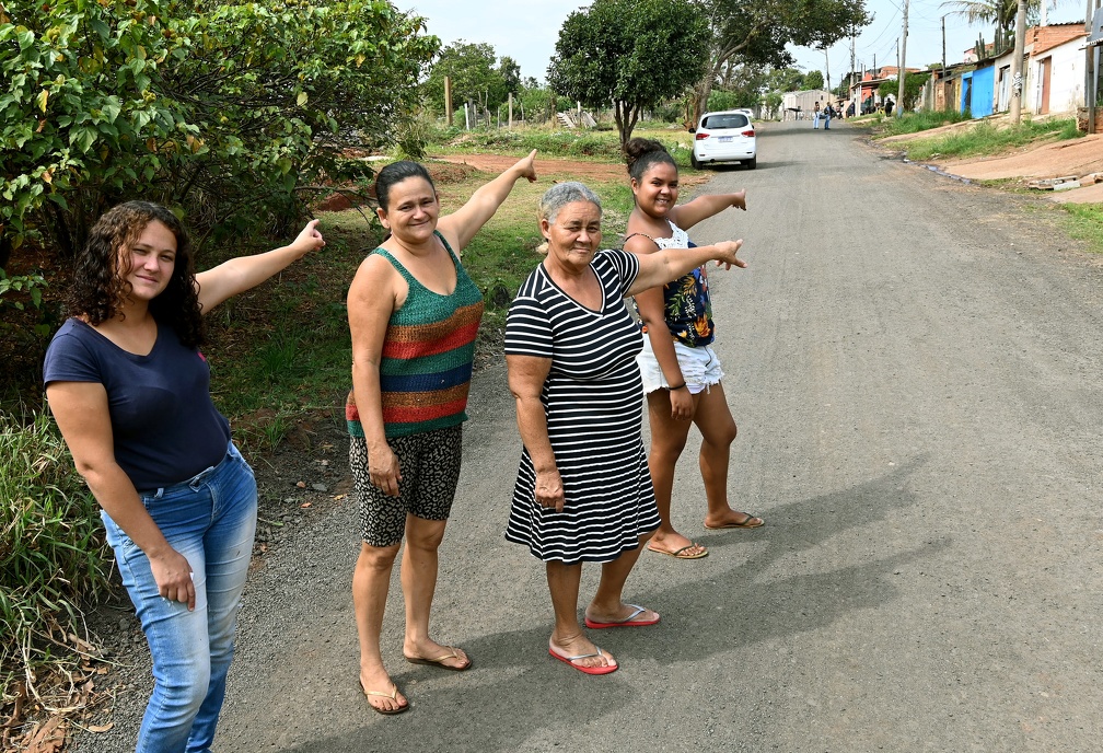 A moradora Andressa de Souza Plínio (esq): "Quando está calor, não tem mais a poeira. E quando chove, não fica o barro. Melhorou muito para os moradores"