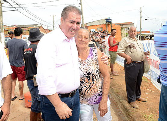 Jonas e moradora comemoram chegada do asfalto