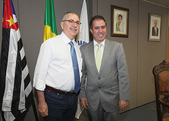 Deputado estadual Chico Sardelli ao lado do prefeito Jonas Donizette