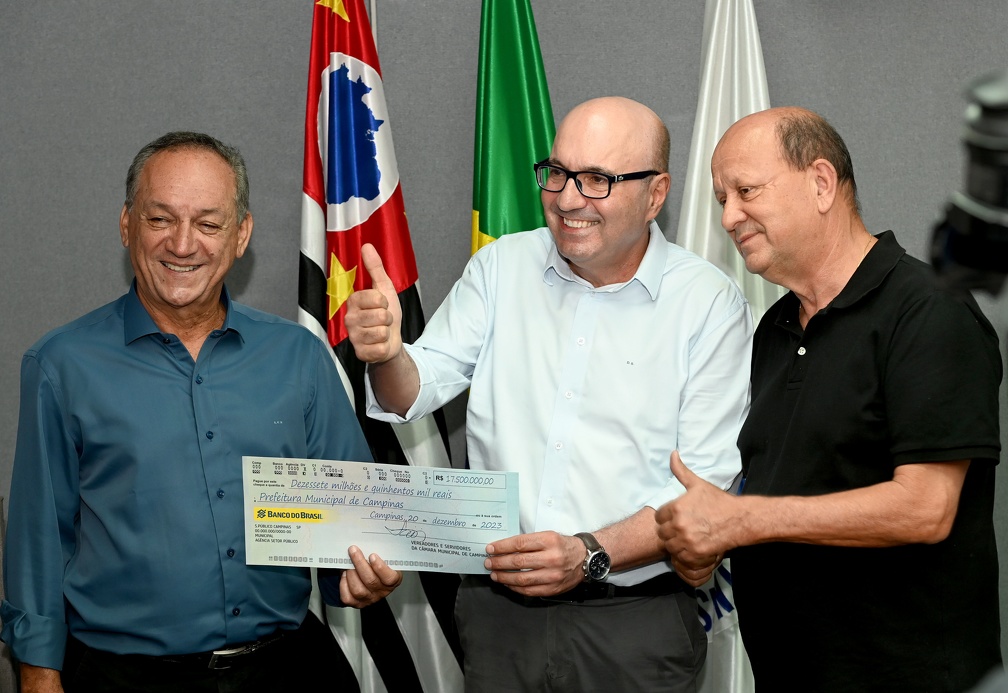 Vereador Juscelino da Barbarense (à direita) acompanhou Rossini na solenidade