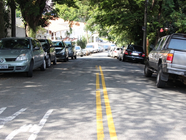 Ruas estreitas com área de estacionamento motivaram implantação de sentido único