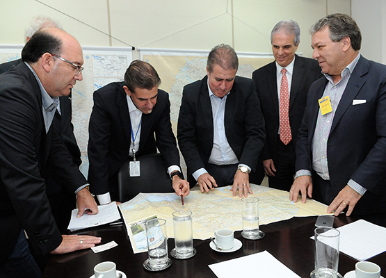Secretário estadual e prefeitos localizam estradas no mapa