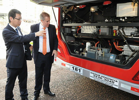 Executivo da BYD explica nova tecnologia ao prefeito