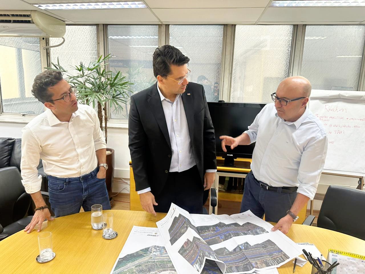 Vinicius Riverette, Rafael Benin e Dário Saadi durante reunião