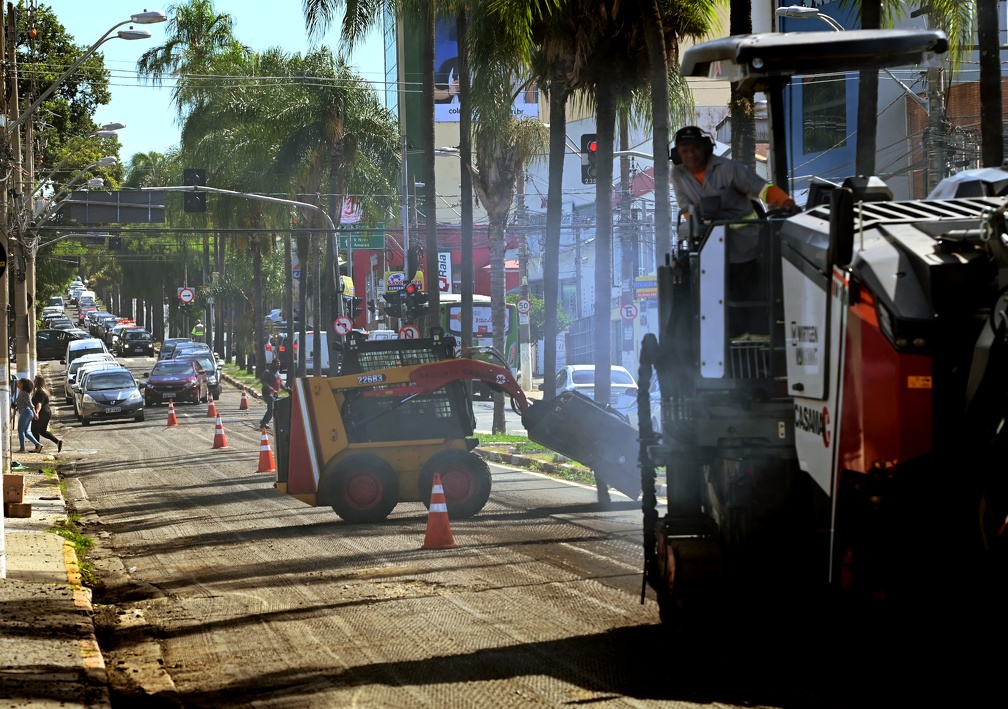 Equipe trabalhando na avenida Brasil, em abril deste ano