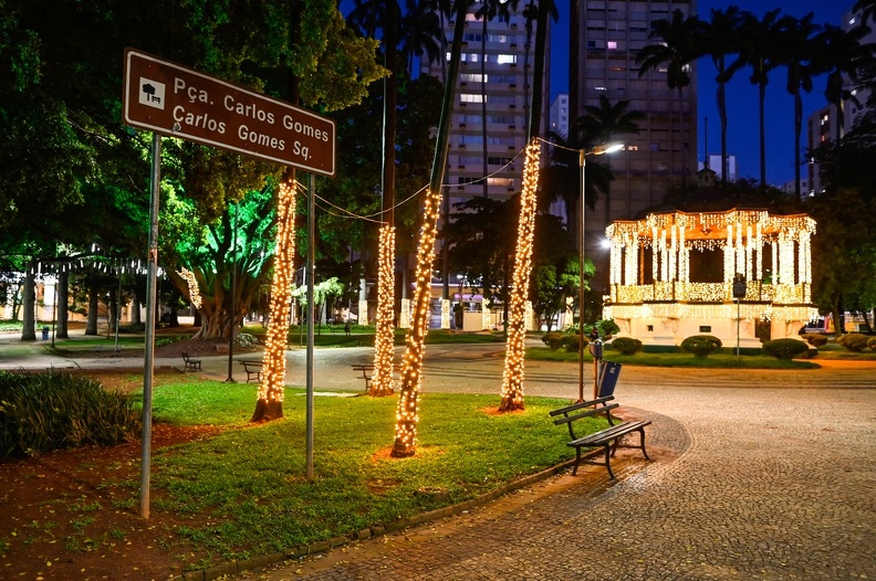 Praça Carlos Gomes está entre pontos com decoração especial de Natal