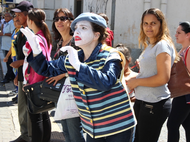 Artistas chamam a atenção e orientam pedestres