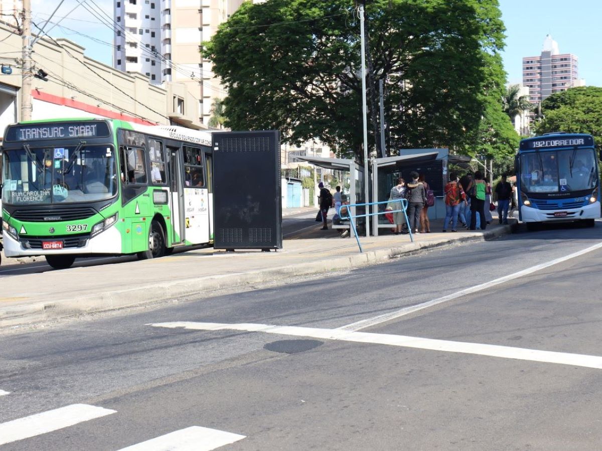 Bloqueio afeta ponto de ônibus da pista interna da Anchieta