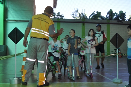 Amarelinhos dão orientações