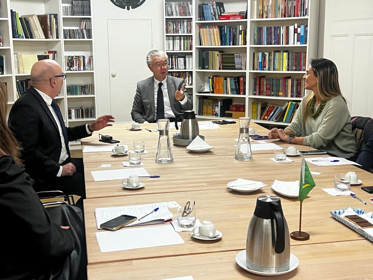 Dário durante encontro na Embaixada do Brasil na Dinamarca