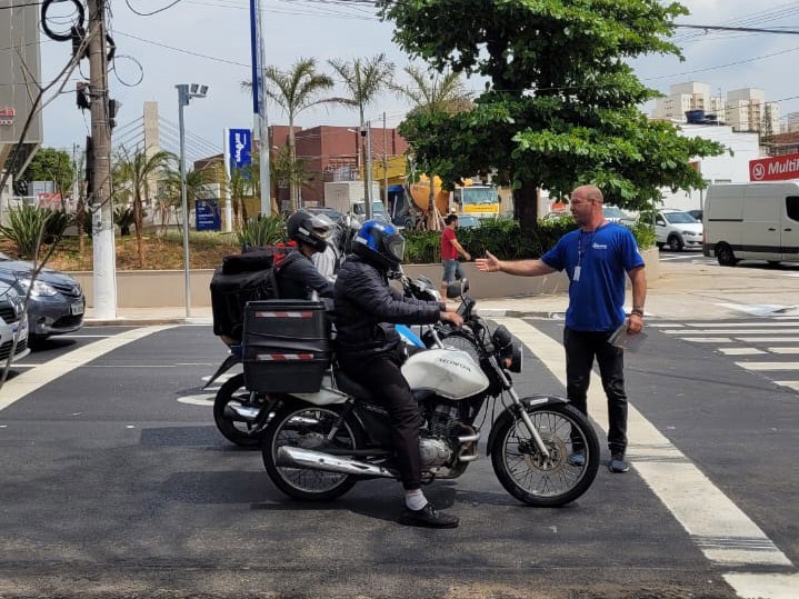 Ação educativa com motociclista na avenida Andrade Neves