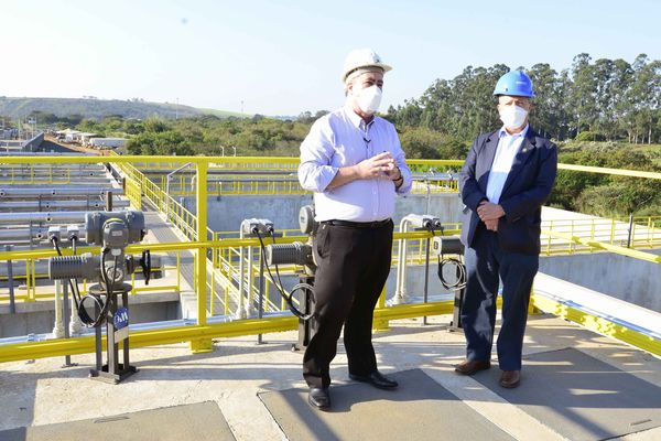 Prefeito Jonas Donizette e o presidente da Sanasa, Arly de Lara Romêo, durante visita