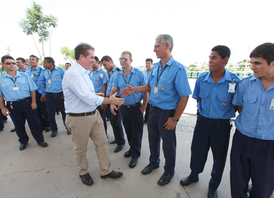 Jonas cumprimenta trabalhadores do setor