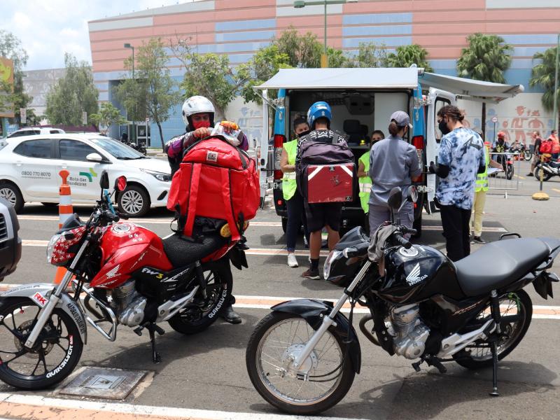 Agentes da Prefeitura orientam motoristas sobre perigo representado por excesso de velocidade e manobras arriscadas