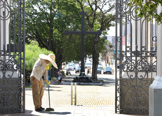 Cemitérios municipais já estão preparados para as homenagens aos mortos