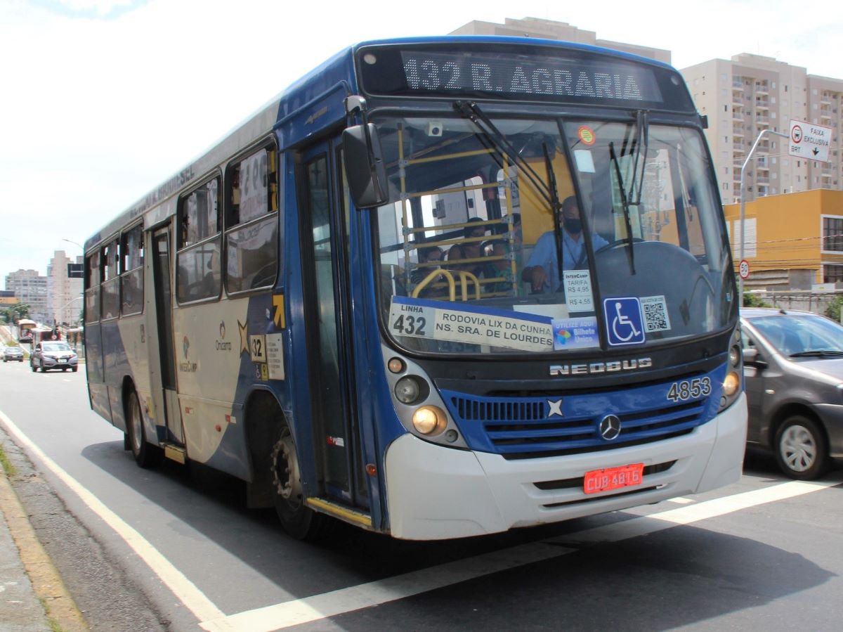 Para orientar os usuários, cartazes informativos foram fixados nos ônibus