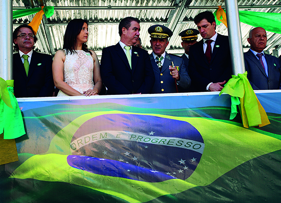 Primeira-dama, prefeito e autoridades no Desfile do ano passado