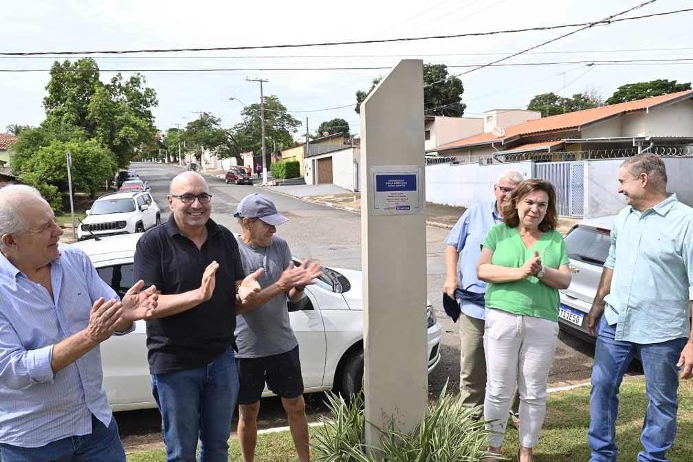 Prefeito Dário ao lado do marido da homenageada, secretários e a vereadora Débora Palermo