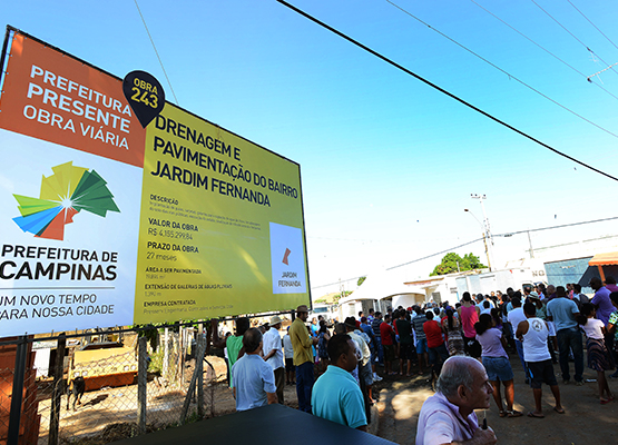 Comunidade participa da cerimônia de assinatura