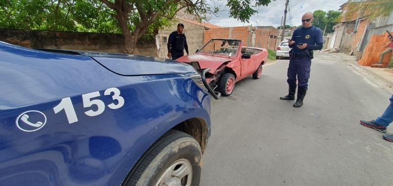 Carro, identificado como o mesmo utilizado em atos de vandalismo, estava sendo rastreado