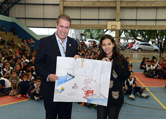 Aluna fez um cartaz para a ocasião