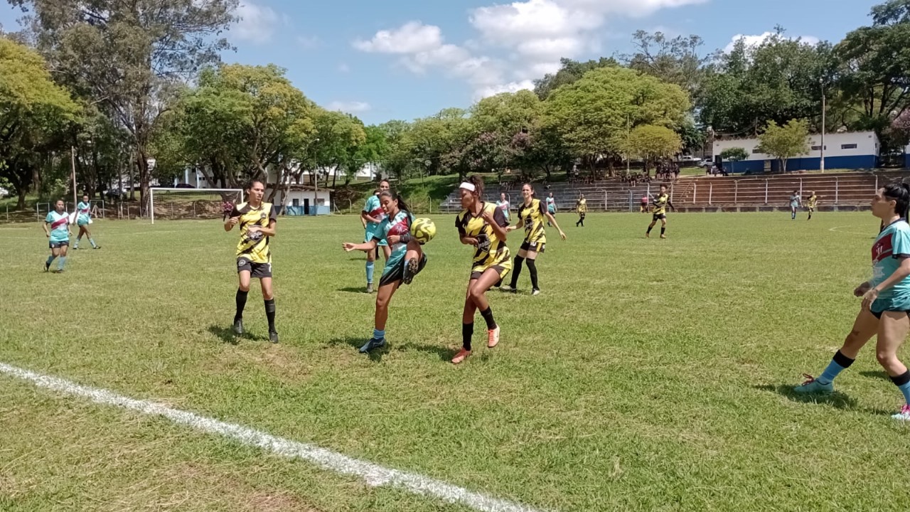 Lance da partida entre Oziel Futebol Clube Feminino X As Meninas do Parque FC, no último sábado