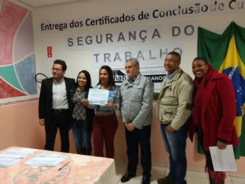 Participantes exibem certificados