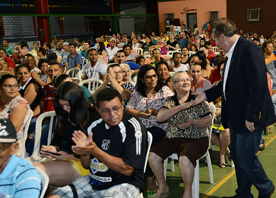 Jonas cumprimenta presentes à cerimônia