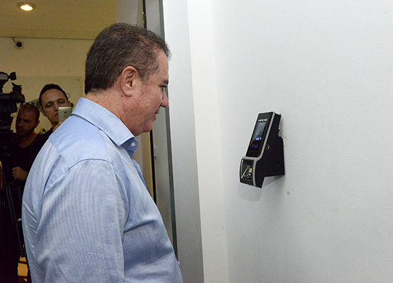 Jonas testa o reconhecimento facial