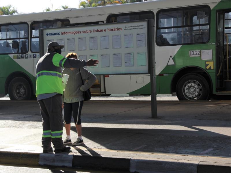 Agentes de mobilidade urbana dão informações para a população