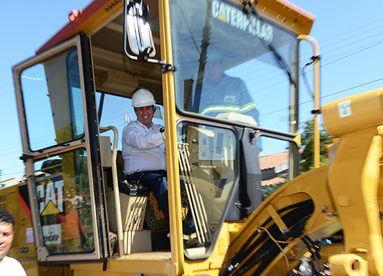 Prefeito Jonas dando início às obras de pavimentação e drenagem