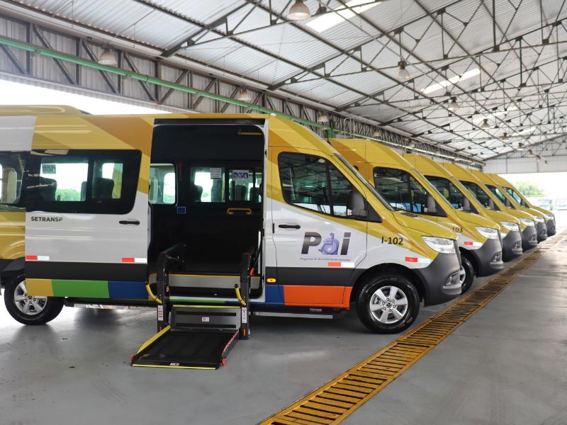 São 53 vans adaptadas e um ônibus acessível