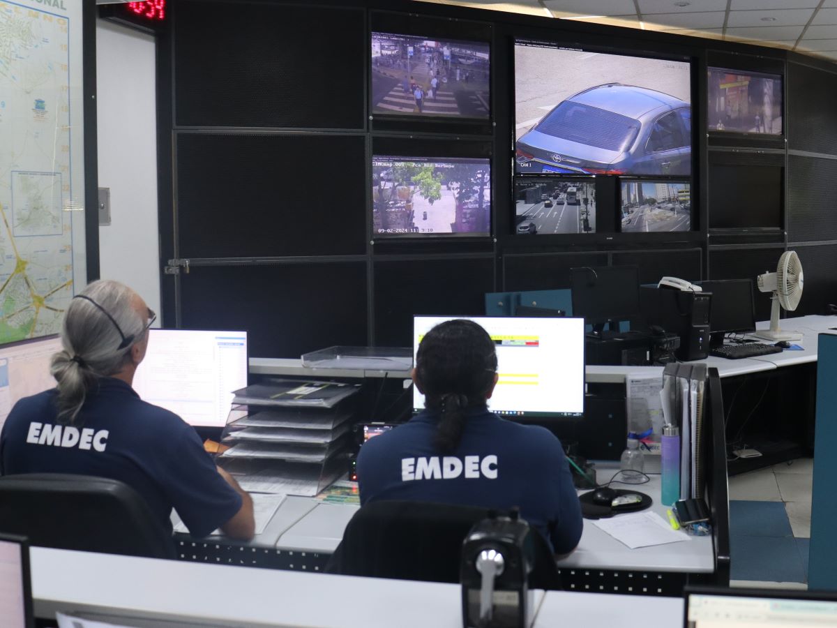 Equipe tem 14 funcionários que ficam na Central de Monitoramento e Operações da Emdec