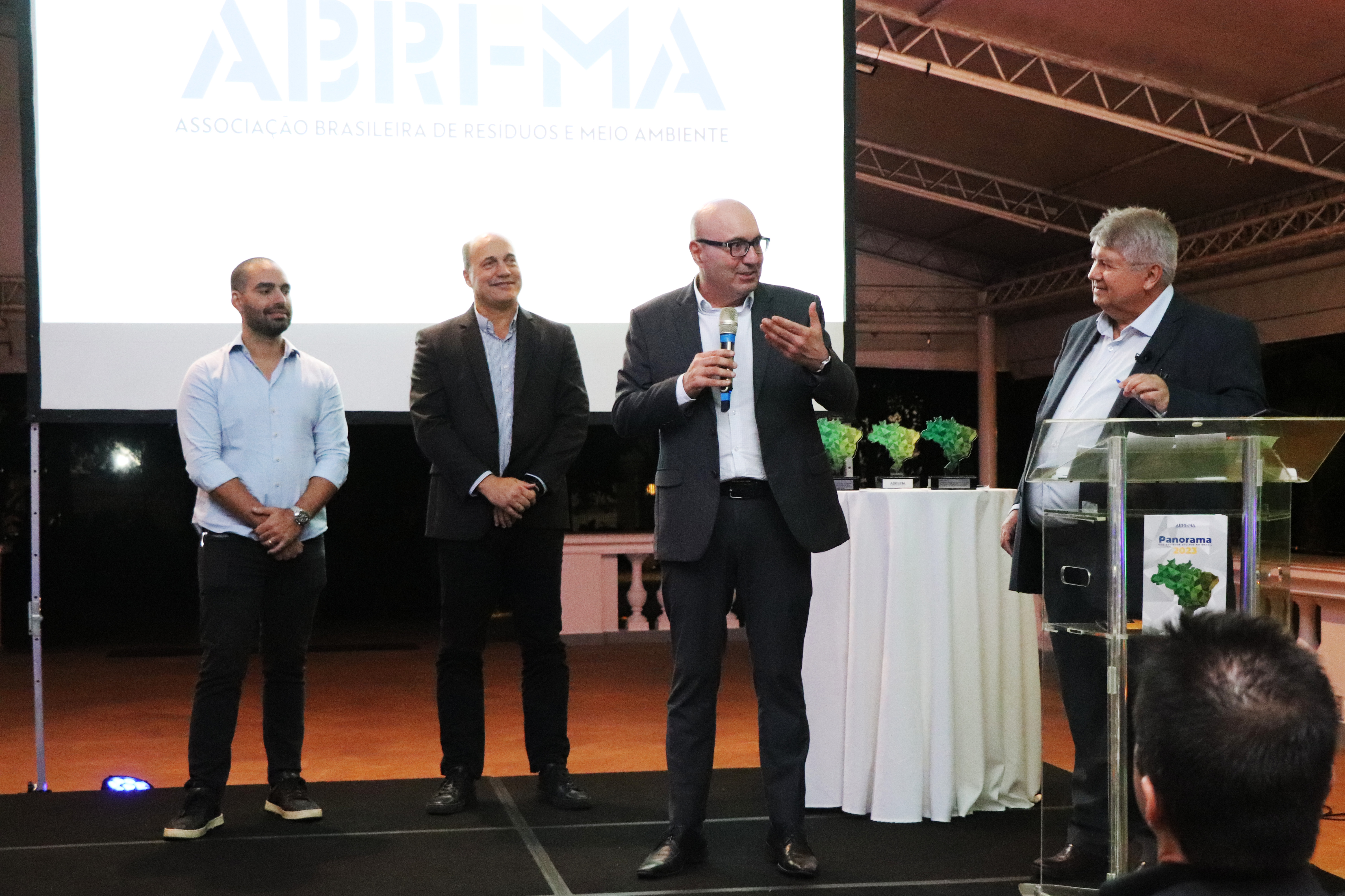 O prefeito de Campinas, Dário Saadi, durante a premiação