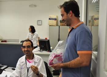 Funcionários receberam um laço rosa, símbolo da luta contra a doença