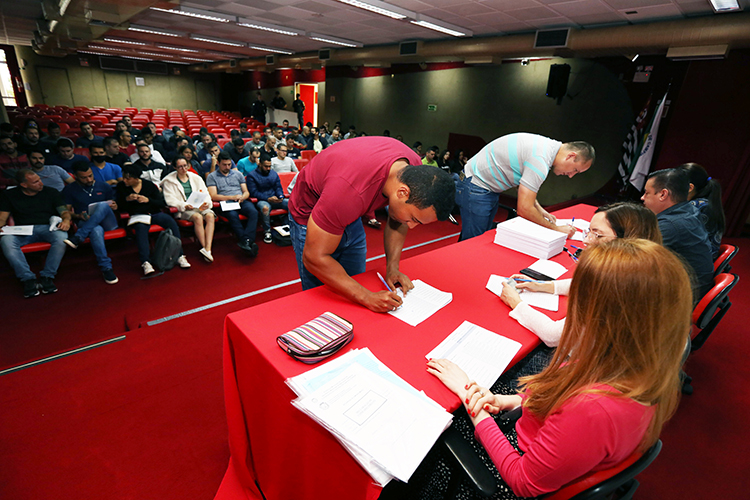 Candidatos compareceram à reunião e receberam formulário que deve ser preenchido e entregue junto com documentos