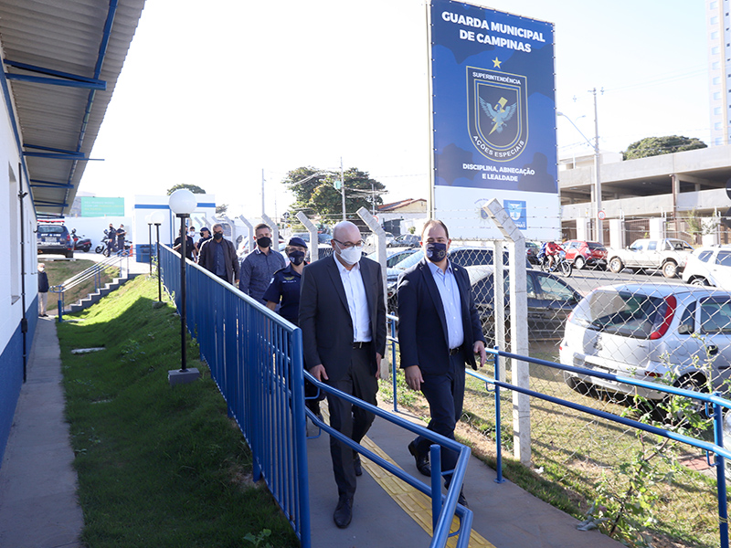 Prefeito chega à base do São Bernardo