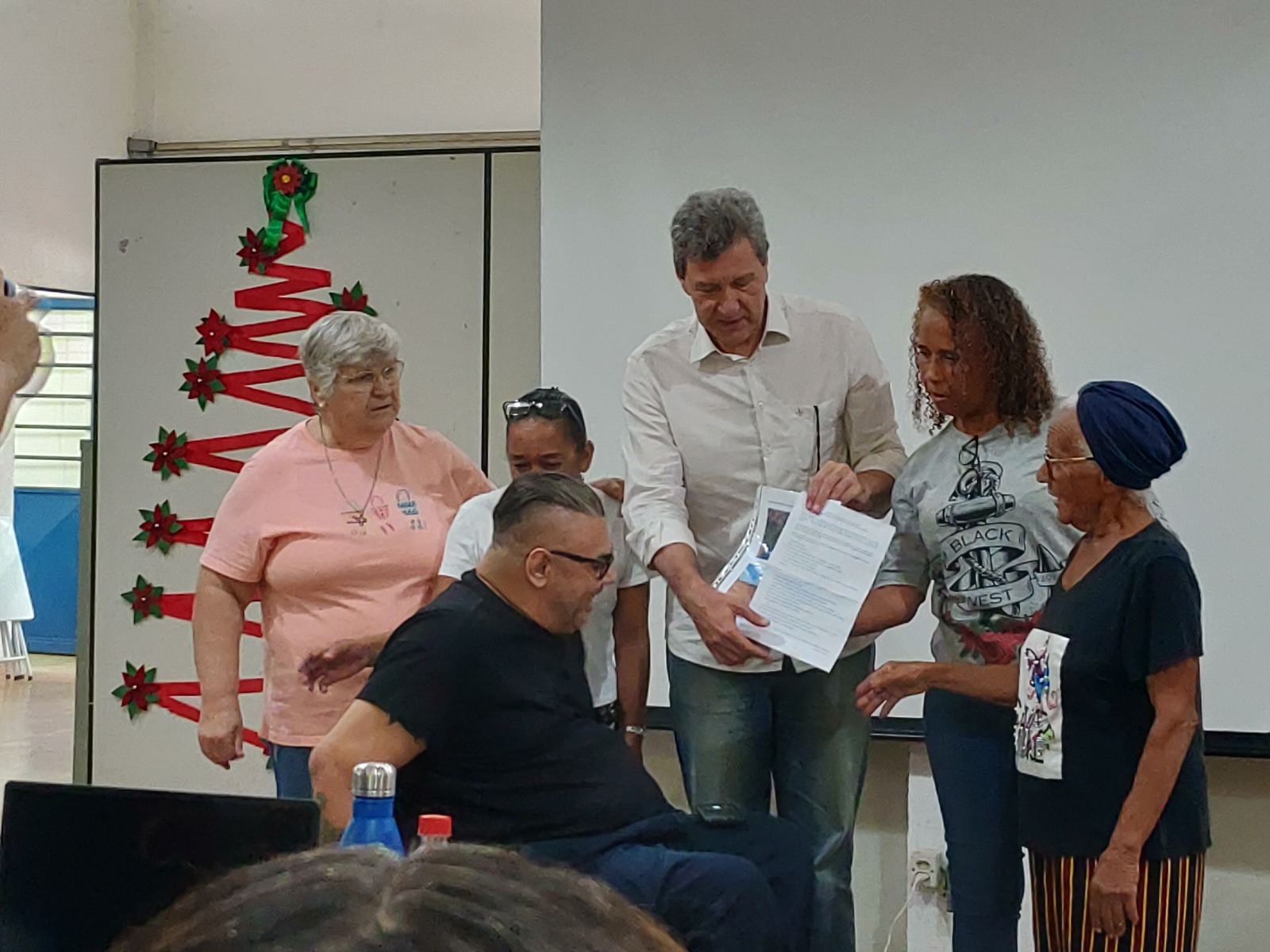 Secretário Rogério Menezes conversa com participantes do encontro