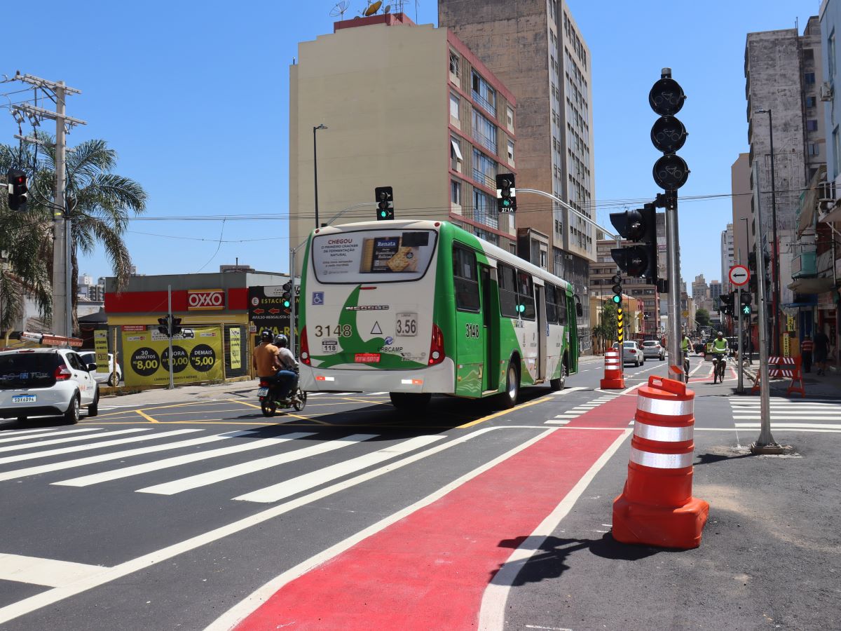 Sinalização horizontal e instalação de semáforos