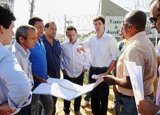 Prefeito em exercício discute projeto com técnicos do governo