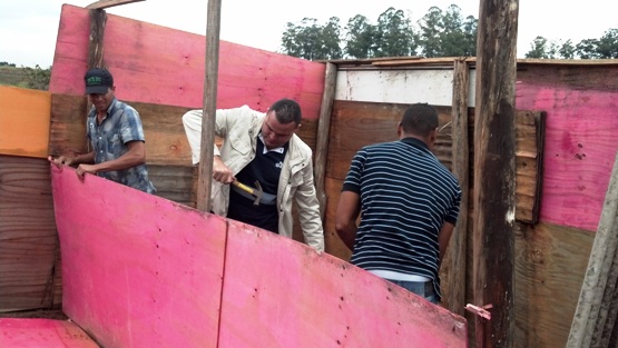 Servidor desmonta barraco