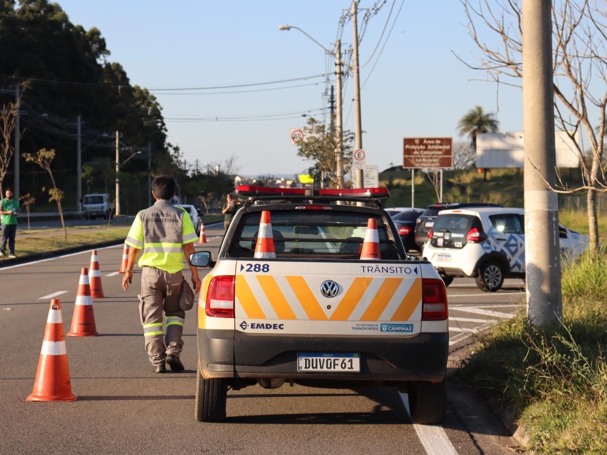 Agentes da Emdec fazem sinalização e orientação da população nos bloqueios