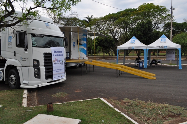 Caminhão da empresa Porto Seguro