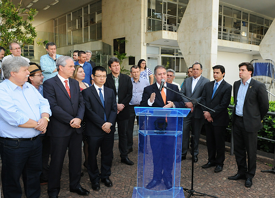 Prefeito e autoridades durante a entrega