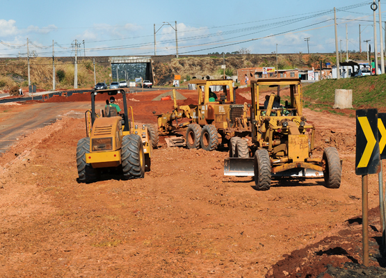 Máquinas trabalham na obra da Estrada dos Amarais