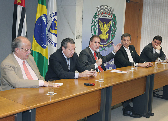 Prefeito fala durante reunião com os Consegs