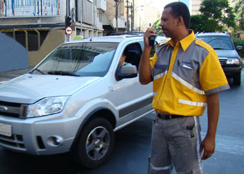 Agente de mobilidade urbana orienta o trânsito